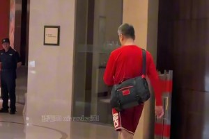 期待晚上好的表现！球迷在酒店前方实拍中国男篮队员们走出酒店